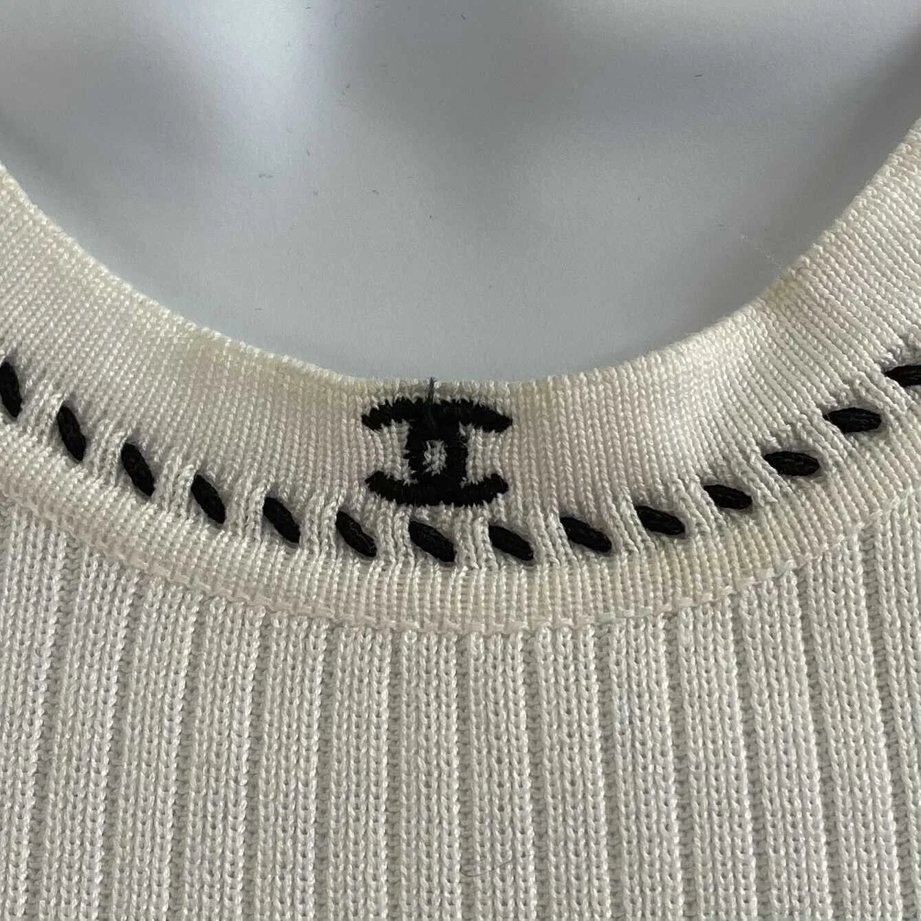 Chanel - Boutique Cropped 1996 Short Sleeve White CC Knitted Ribbed Tee 38 US 6